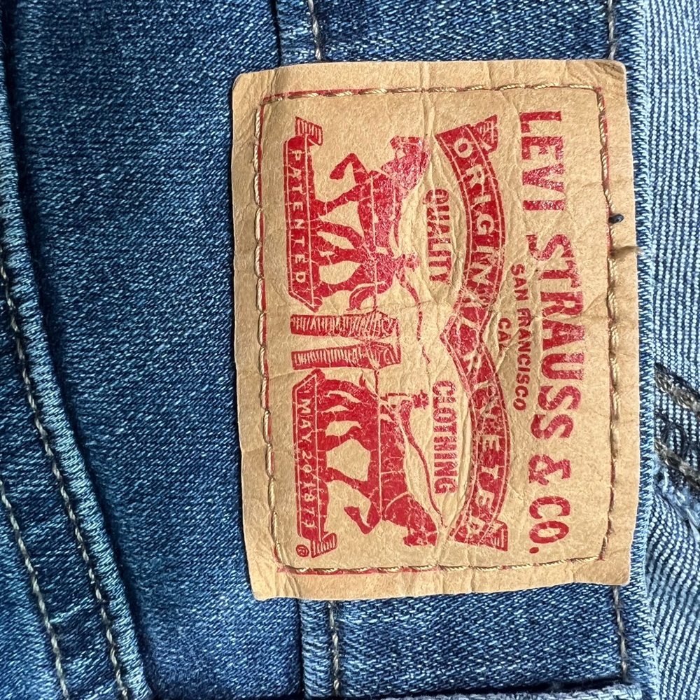Women’s Levi Strauss & Co. Jeans. Slimming straight. W31/L32. Great condition. - Picture 4 of 7
